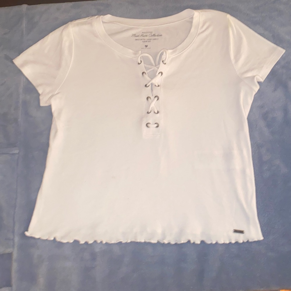 white ruffle edge cropped hollister tee